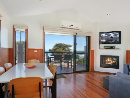 Two-Bedroom Cabin with Spa Bath and Ocean View (6 Guests)