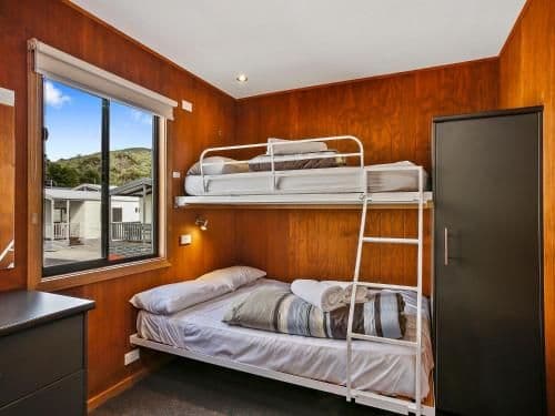 Two-Bedroom Cabin with Spa Bath and Ocean View (5 Guests)