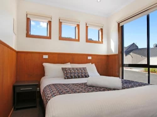 Two-Bedroom Cabin with Spa Bath and Ocean View (5 Guests)