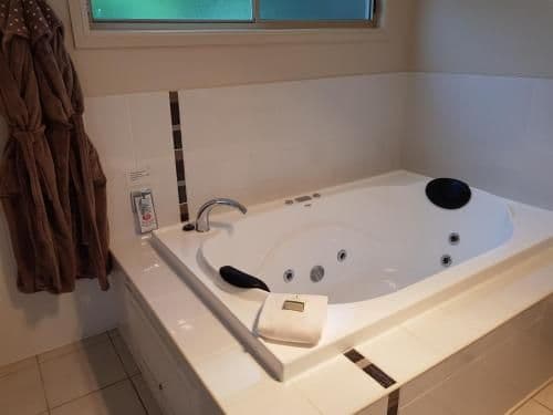 Cottage with Spa Bath