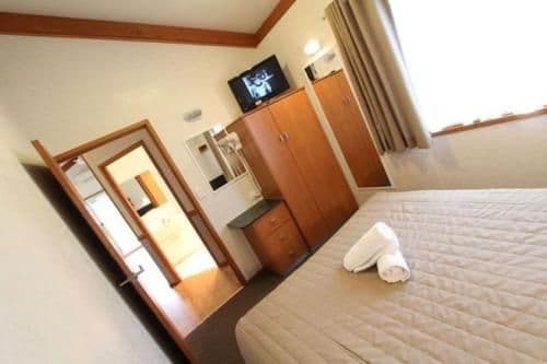 Two-Bedroom Cabin with Spa Bath