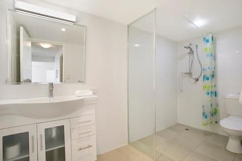 Two-Bedroom Apartment with Air-Conditioning and Ocean View