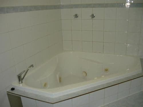 Queen or Twin Suite with Spa Bath