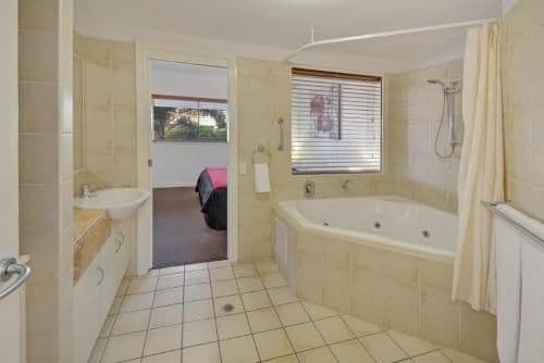 Deluxe Two-Bedroom Apartment with Spa Bath