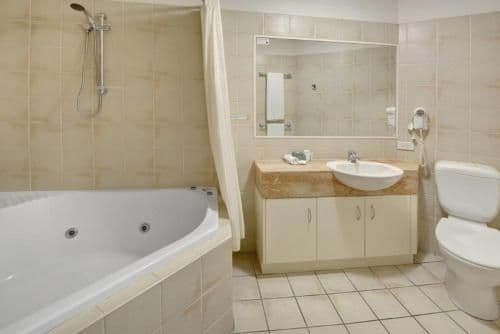Deluxe Two-Bedroom Apartment with Spa Bath
