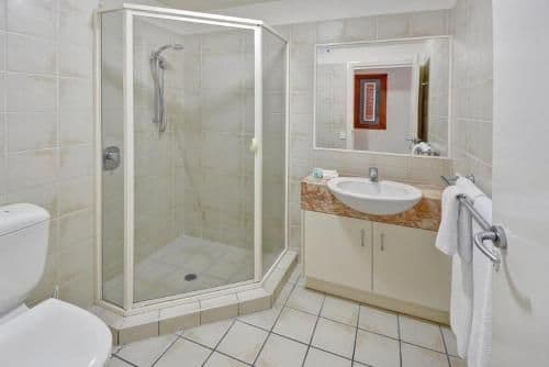Deluxe Two-Bedroom Apartment with Spa Bath