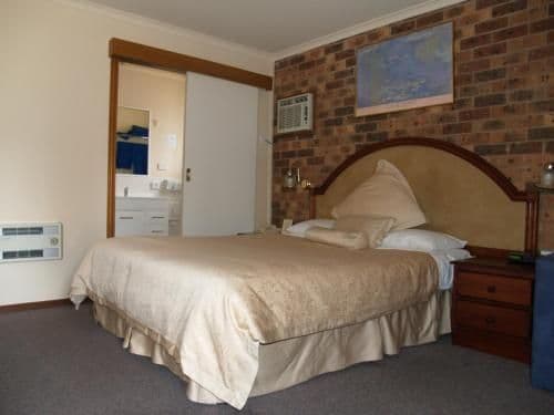 Deluxe Queen Room with Spa Bath