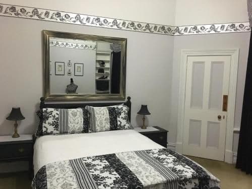 The Huxley Queen Room - Adult Only