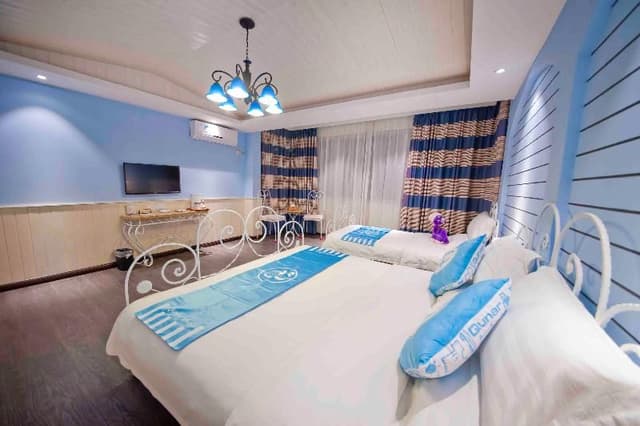FAMILY ROOM TWO BEDS