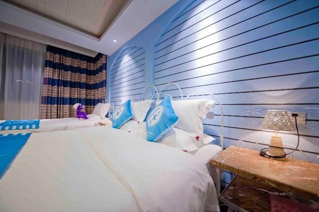 FAMILY ROOM TWO BEDS