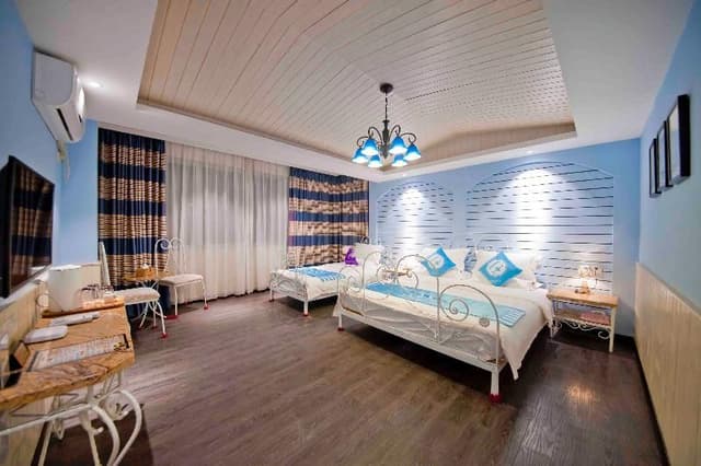 FAMILY ROOM TWO BEDS