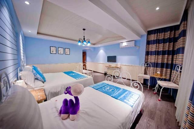 FAMILY ROOM TWO BEDS