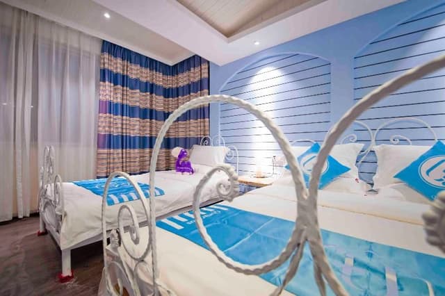 FAMILY ROOM TWO BEDS
