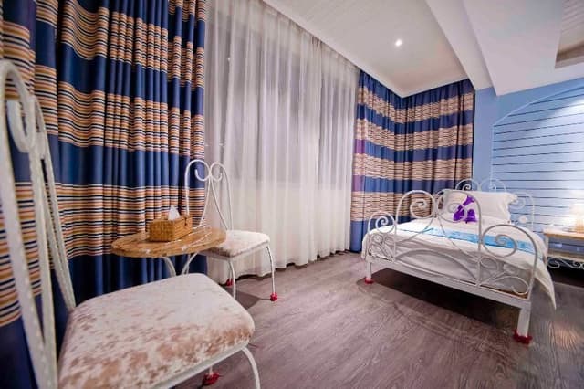 FAMILY ROOM TWO BEDS