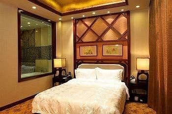 Golden Stone Tang Feng International Hot Spring Hotel - Dali