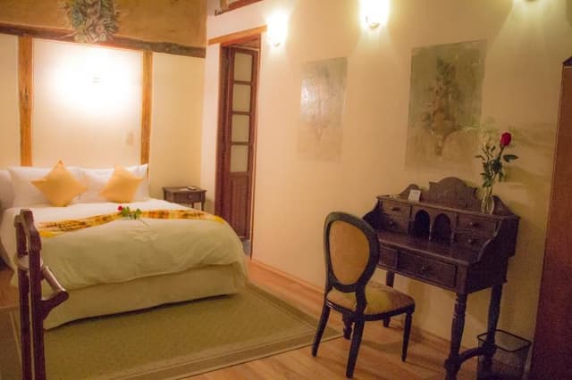 DOUBLE WITH DOUBLE BED