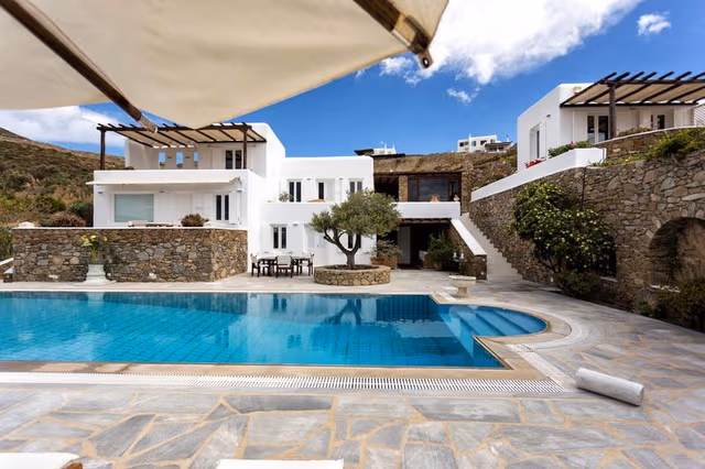 VILLA FIVE BEDROOMS WITH PRIVATE POOL