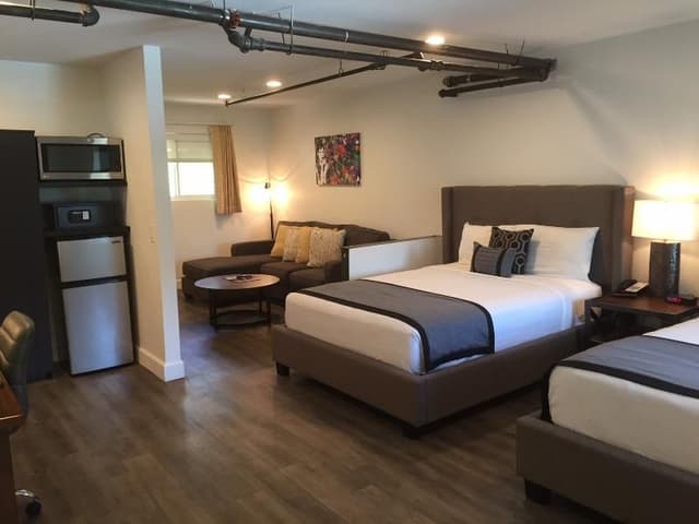 DOUBLE CLASSIC TWO QUEEN BEDS