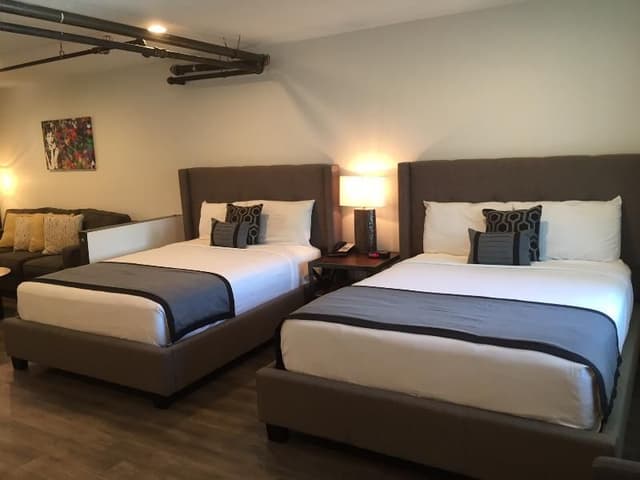 DOUBLE CLASSIC TWO QUEEN BEDS