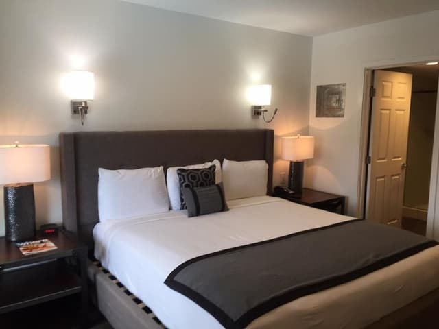 STUDIO CLASSIC KING BED