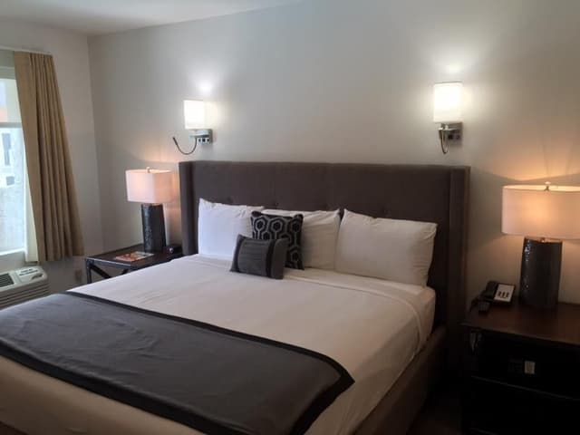 STUDIO CLASSIC KING BED
