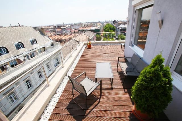 APARTMENT PARK VIEW WITH BALCONY
