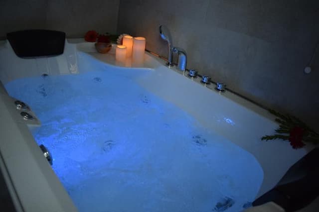 JUNIOR SUITE WITH JACUZZI