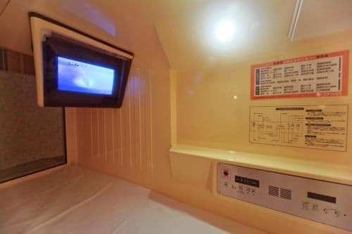 Deluxe Capsule Room - Male Only