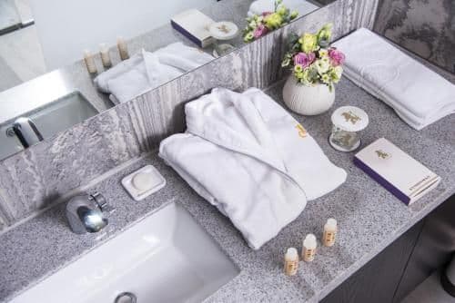 Suite with twin bed