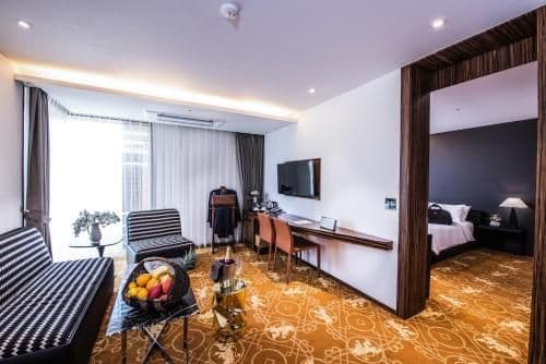 Suite with twin bed