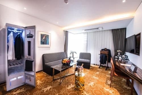 Suite with twin bed
