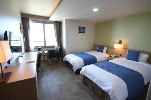 Standard Twin Room with Mountain View