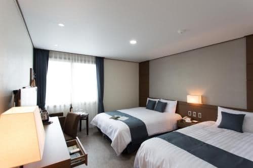 Deluxe Twin Room with Partial Sea View