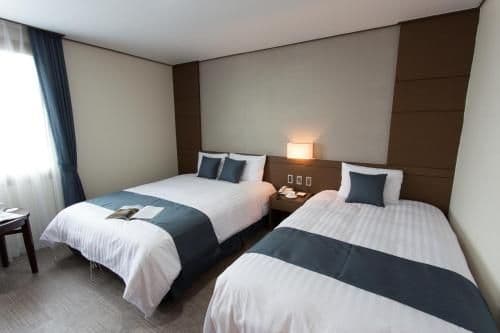 Deluxe Twin Room with Partial Sea View