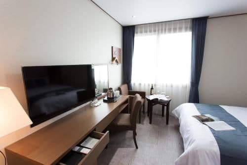 Deluxe Twin Room with Partial Sea View