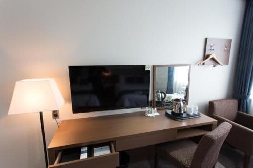 Deluxe Twin Room with Partial Sea View