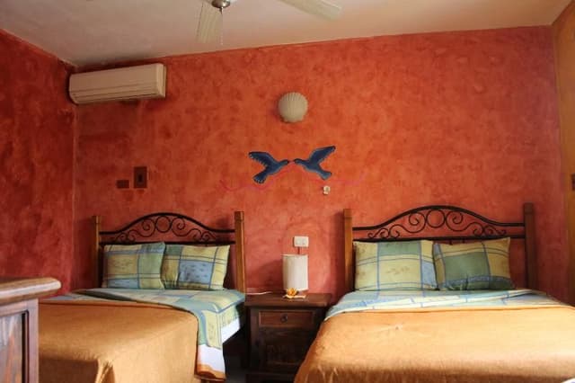 DOUBLE EXECUTIVE 2 DOUBLE BEDS