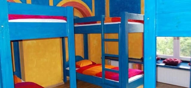 TWIN ECONOMY WITH SHARED BATHROOM