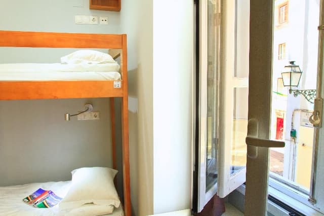 SINGLE WITH SHARED BATHROOM
