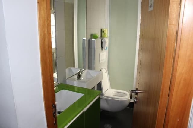 TWIN WITH SHARED BATHROOM