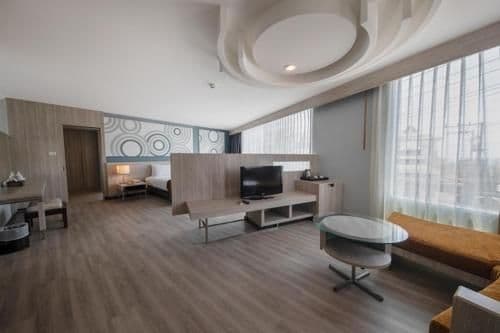 Deluxe King Suite