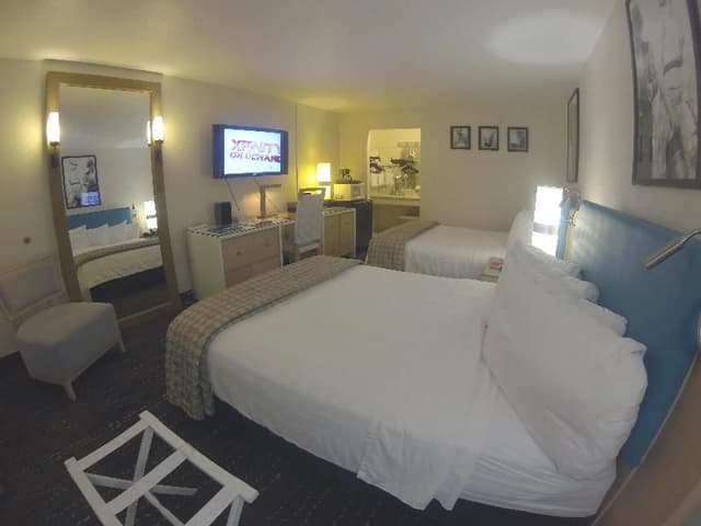 DOUBLE TWO QUEEN BEDS
