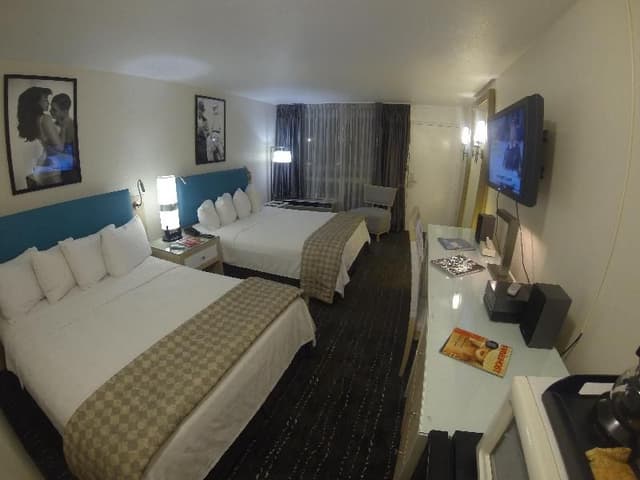 DOUBLE TWO QUEEN BEDS