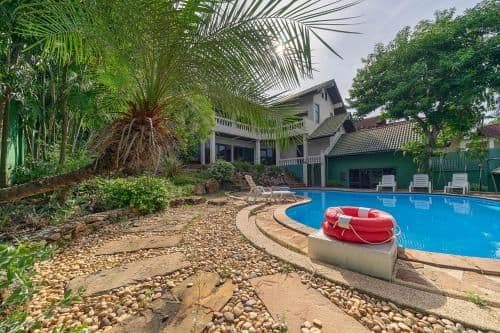 Four-Bedroom Villa with Private Pool (Green Oasis)