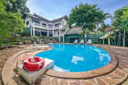 Four-Bedroom Villa with Private Pool (Green Oasis)