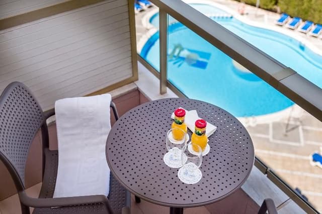 DOUBLE SINGLE USE POOL VIEW