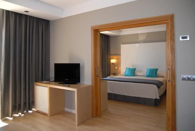 SUITE CAPACITY 2