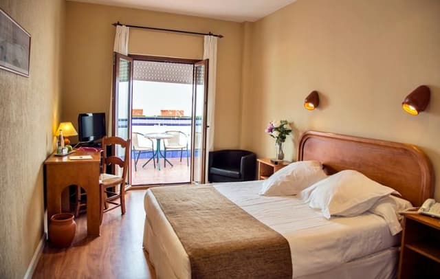 DOUBLE WITH DOUBLE BED