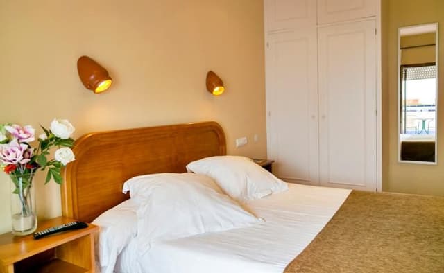 DOUBLE WITH DOUBLE BED