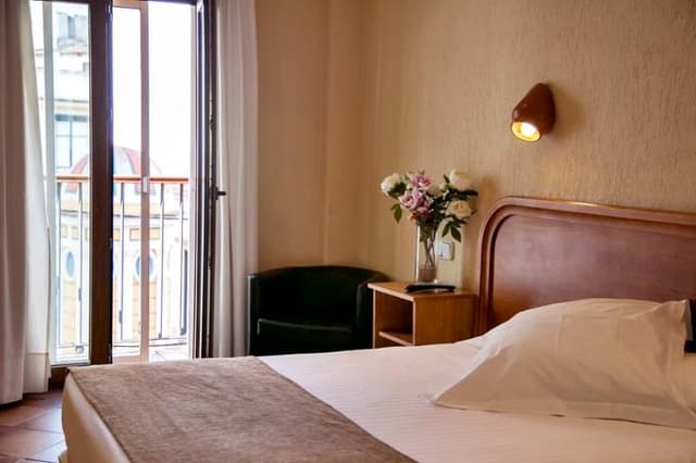 DOUBLE WITH DOUBLE BED